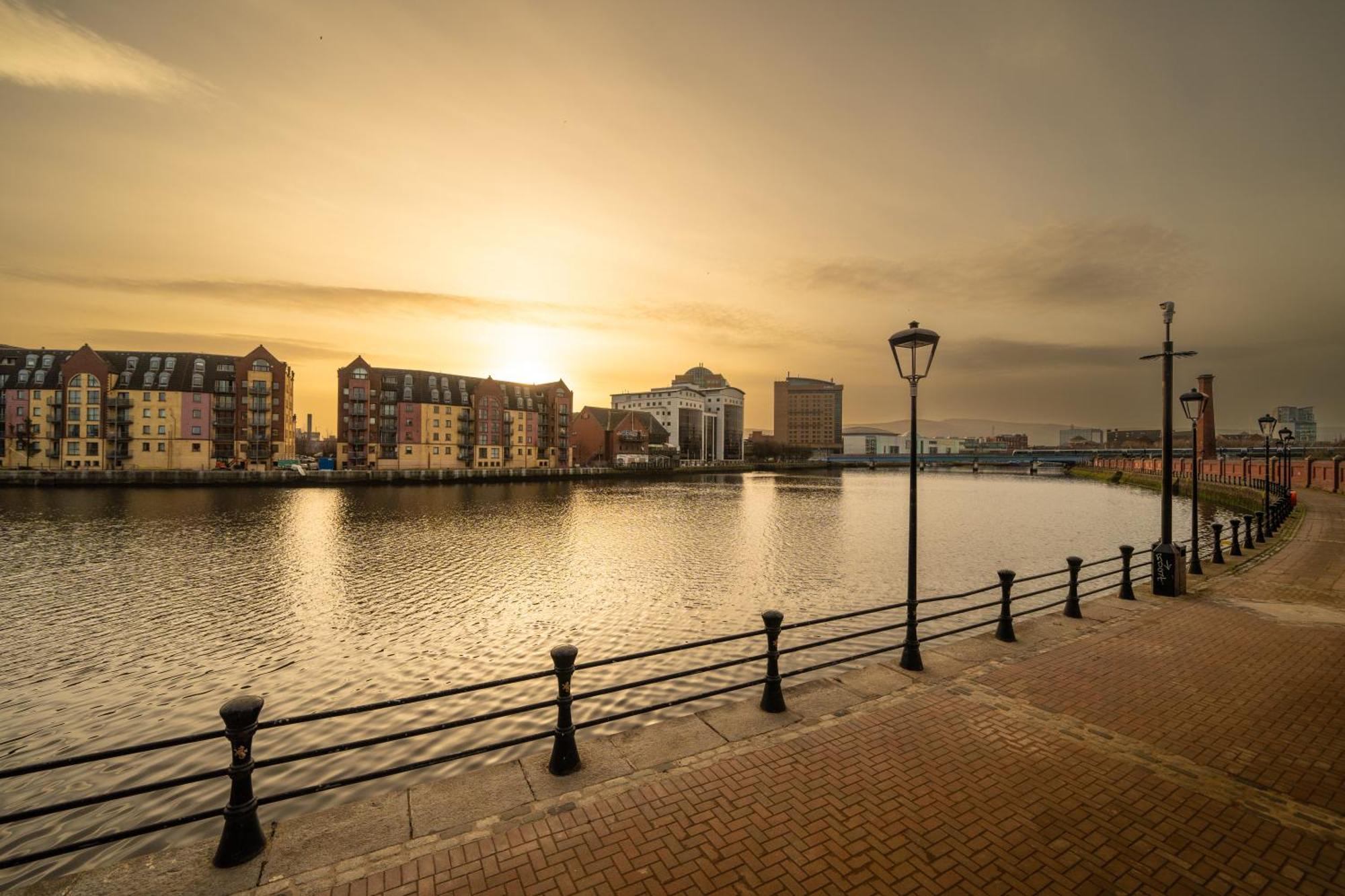 River Side Apartment, City Centre - Beautiful View And Free Parking! Belfast Eksteriør billede